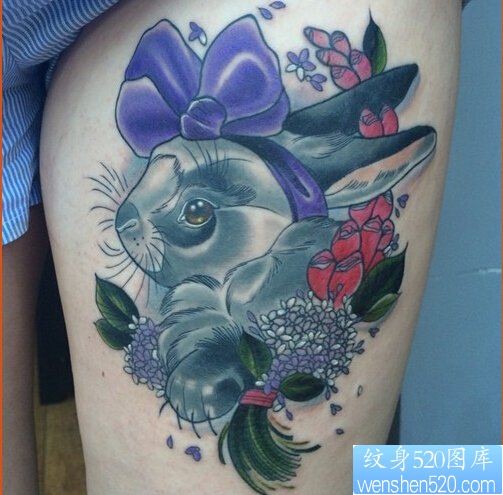 一款女性腿部兔子纹身图案