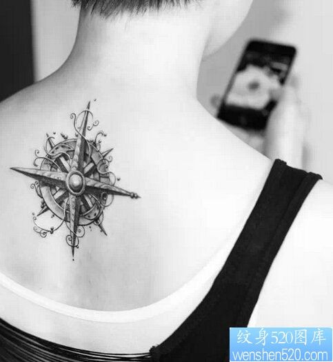 一款女性背部指南针纹身图案