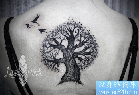 一款女性背部树纹身图案