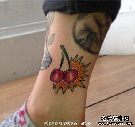 脚踝可爱的樱桃纹身图案