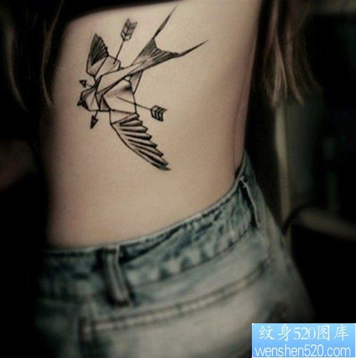 一款女性侧腰燕子纹身图案