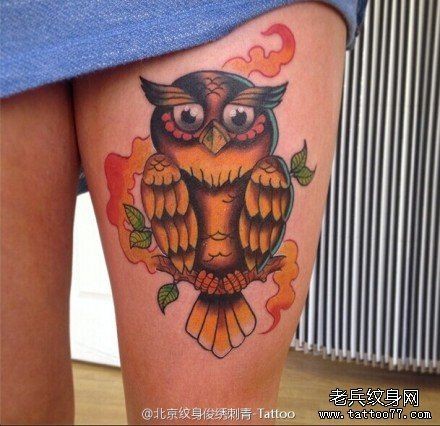 女性腿部一只忧郁的猫头鹰纹身图案