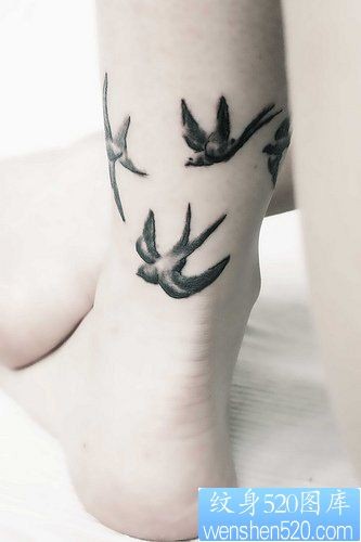 一款脚踝燕子纹身图案
