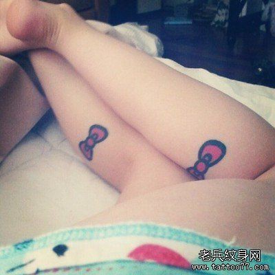 一款女性腿部蝴蝶结纹身