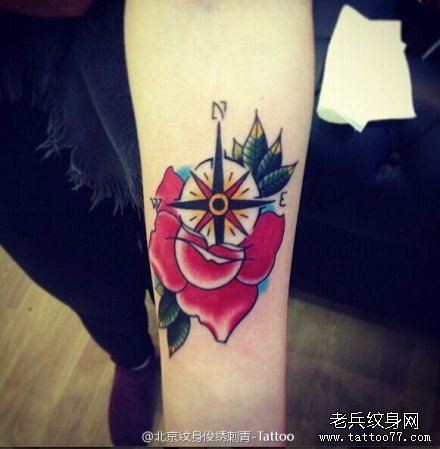一款手臂彩色玫瑰花指南针纹身图案