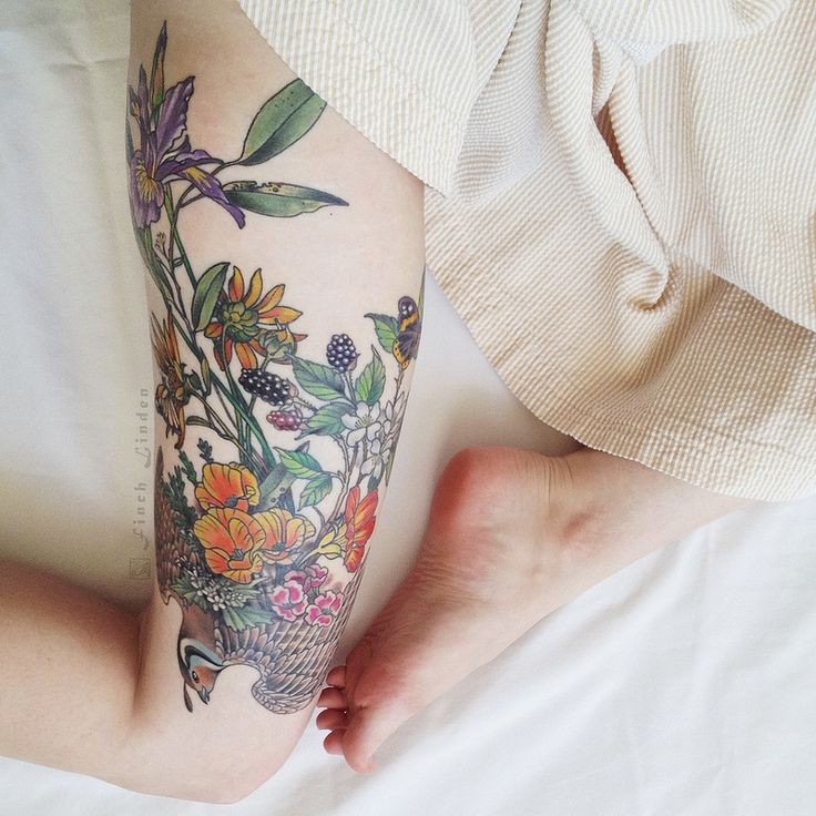 女性腿部性感的花朵纹身