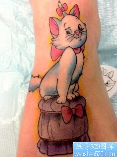 一款脚背卡通猫咪纹身图案
