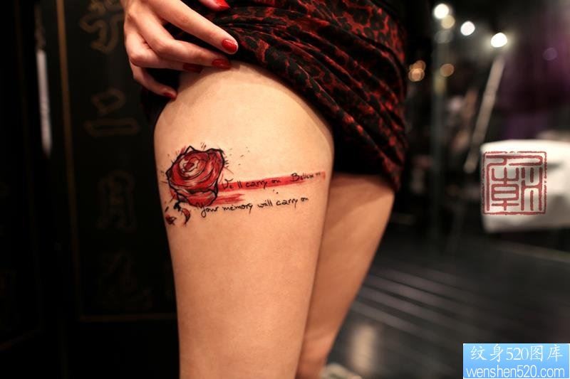一款女性腿部玫瑰花纹身图案