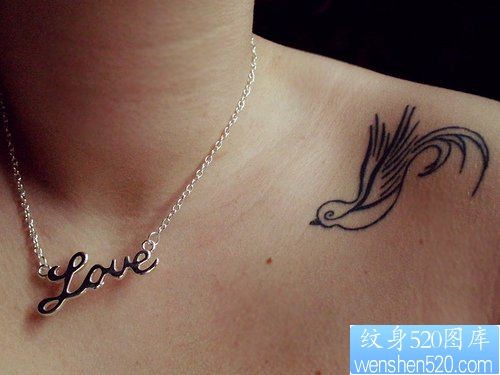 一款女性肩部燕子纹身图案