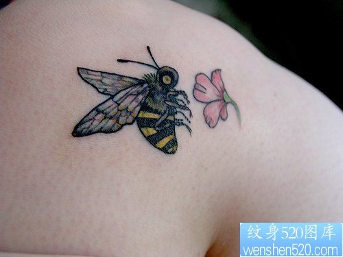 小清新蜜蜂纹身图案