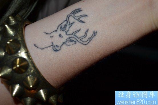 女性手腕小清新羚羊纹身图案