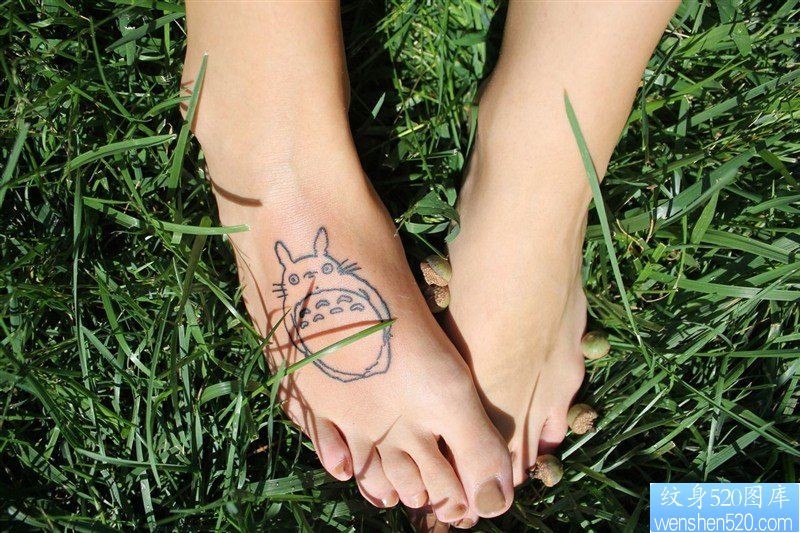 女性脚背龙猫纹身图案