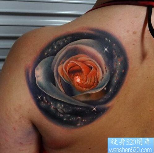 肩部彩色玫瑰花纹身图案