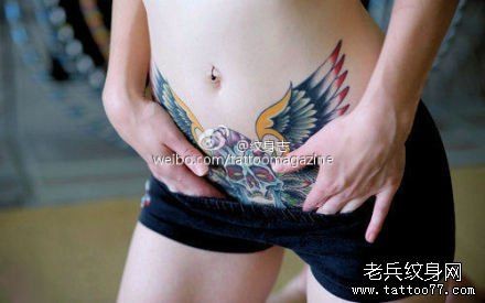 性感女人腹部纹身图案