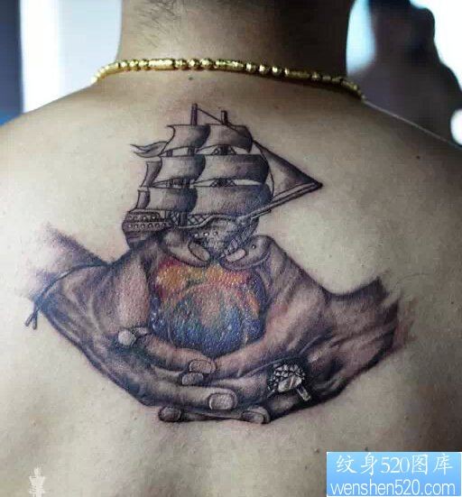 背部和平之手帆船纹身图案