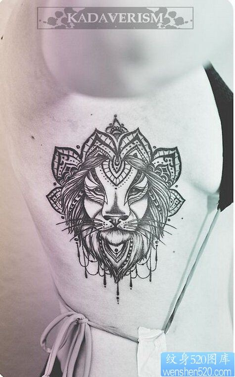 一款女性侧腰狮子纹身图案