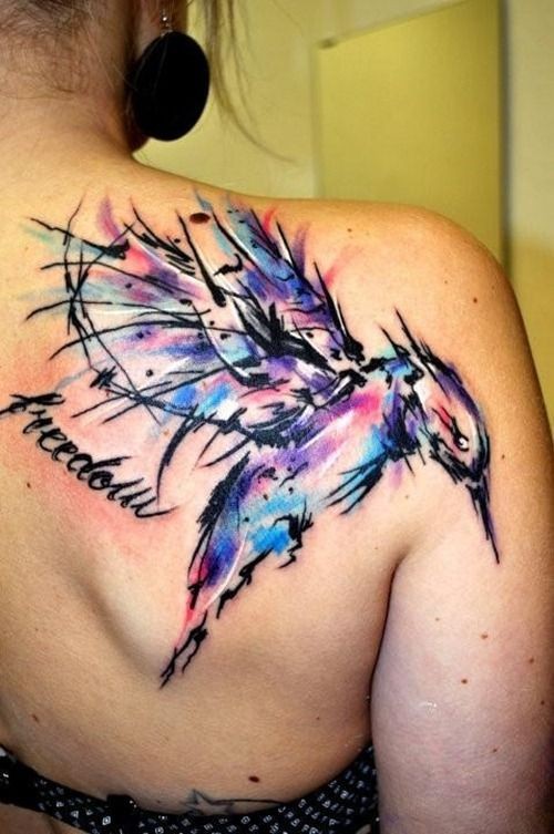 女性肩部抽象的彩鸟纹身
