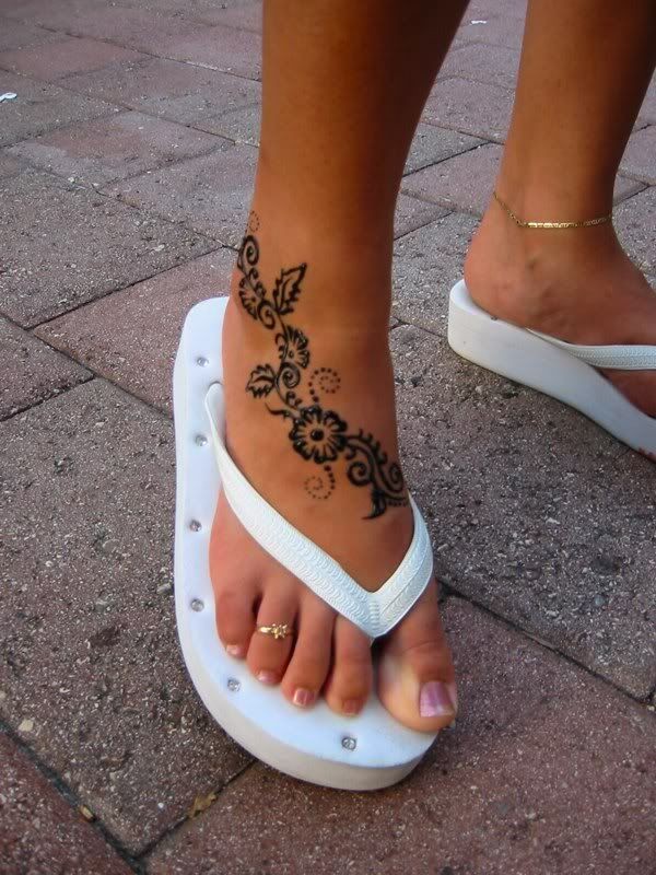 女孩子脚部漂亮的小清新纹身