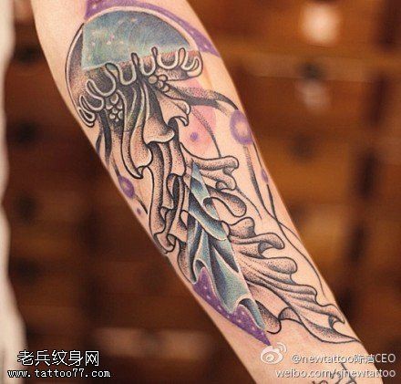 一款手臂彩色水母纹身图案