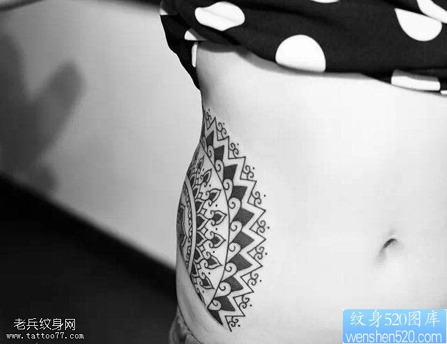 一款女性腰部樊花纹身图案