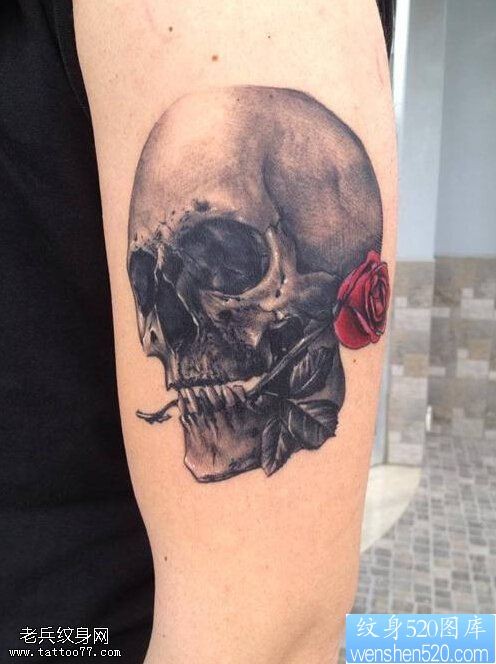 纹身520图库提供一款手臂骷髅玫瑰纹身图案