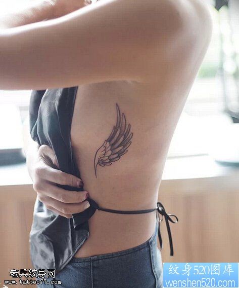 女性侧腰翅膀纹身图案