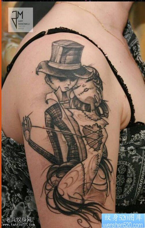手臂的恋人相拥的个性纹身图案