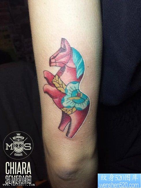 一款手臂彩色马纹身图案