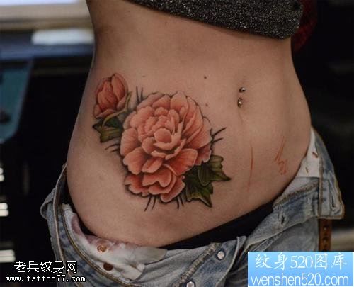 一款女性腹部玫瑰花纹身图案