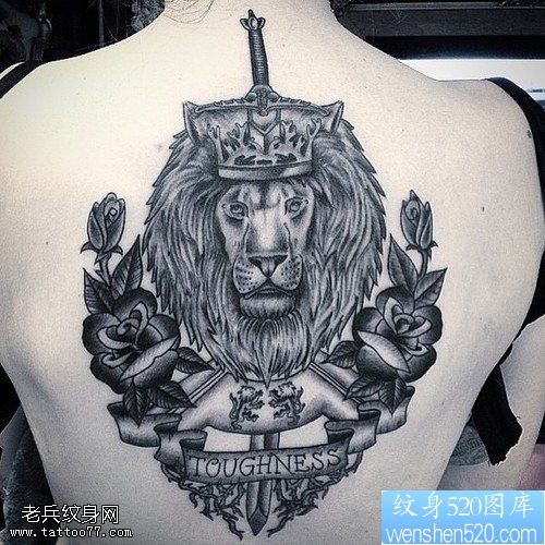一款女性背部狮子纹身图案