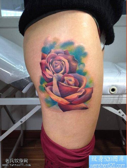 一款腿部彩色玫瑰花纹身图案