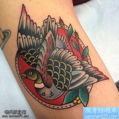 一款手臂彩色燕子纹身图案