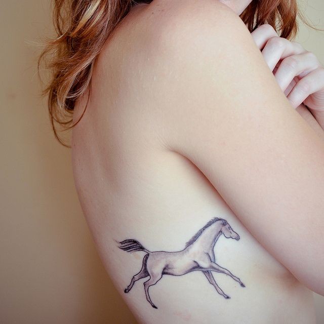 女性胸部小马纹身