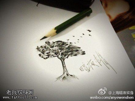 一款黑白树纹身手稿图案