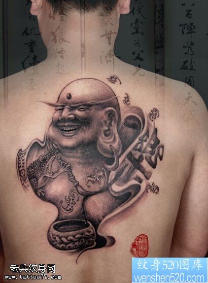 男人背部微笑的大佛纹身图片