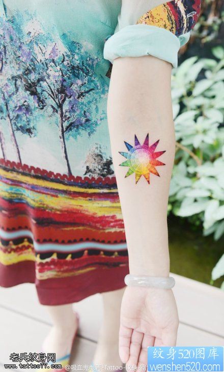 女性手臂彩色太阳纹身图片