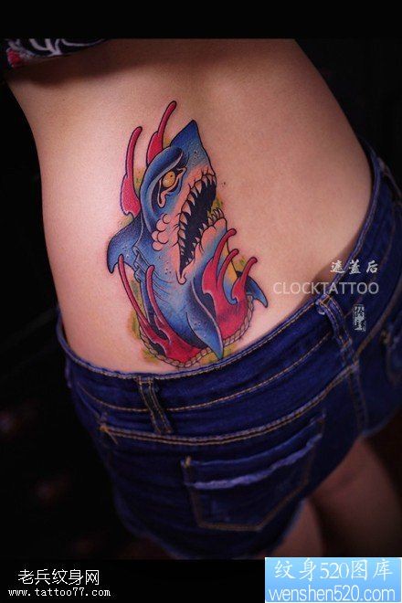 女性腰部彩色鲨鱼纹身图片