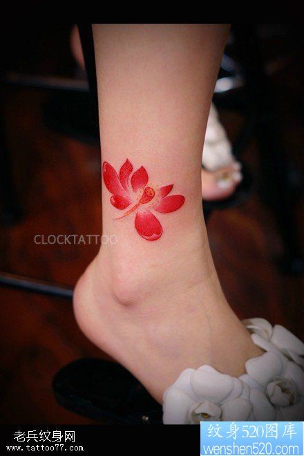 女性腿部彩色莲花纹身图片