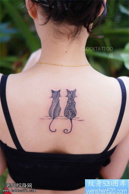 一款女性背部个性猫咪刺青图片