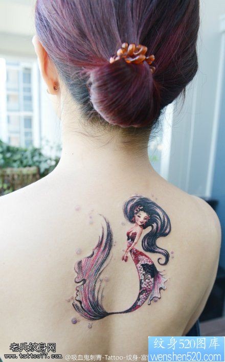 女性背部彩色美人鱼纹身图片