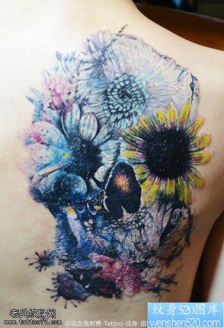 背部泼墨风格的骷髅头向日葵纹身图片