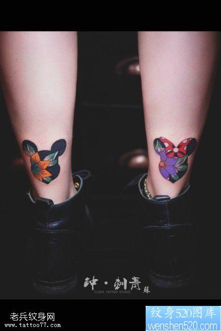 女性腿部彩色米奇蝴蝶结花纹身图片