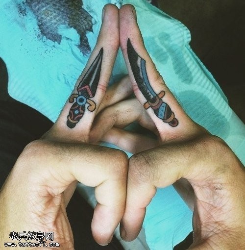 一款手指匕首纹身图片