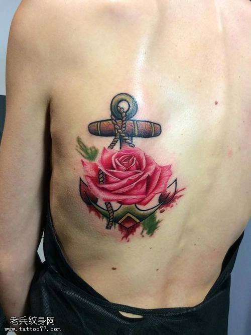 女性背部彩色船锚玫瑰花纹身图片