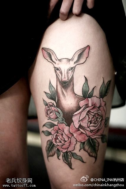 女性腿部彩色小鹿玫瑰花纹身图片