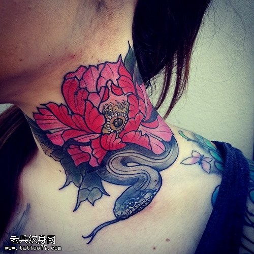 脖子个性彩色玫瑰花蛇纹身图片