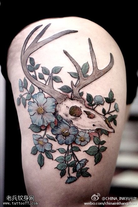 女性腿部彩色鹿骷髅头花纹身图片