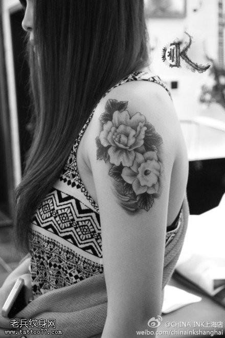女性手臂牡丹花纹身图片