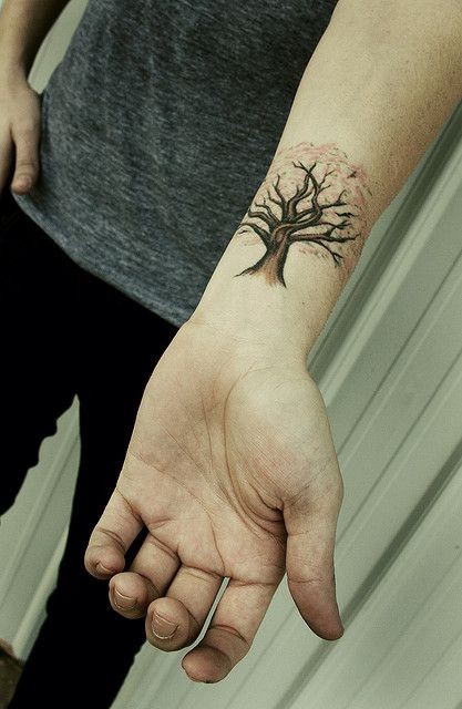 手腕处一颗小树纹身