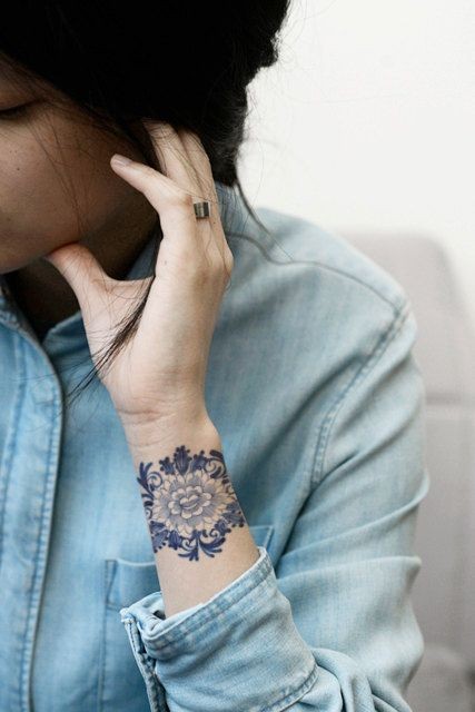 女性手腕个性的花朵纹身